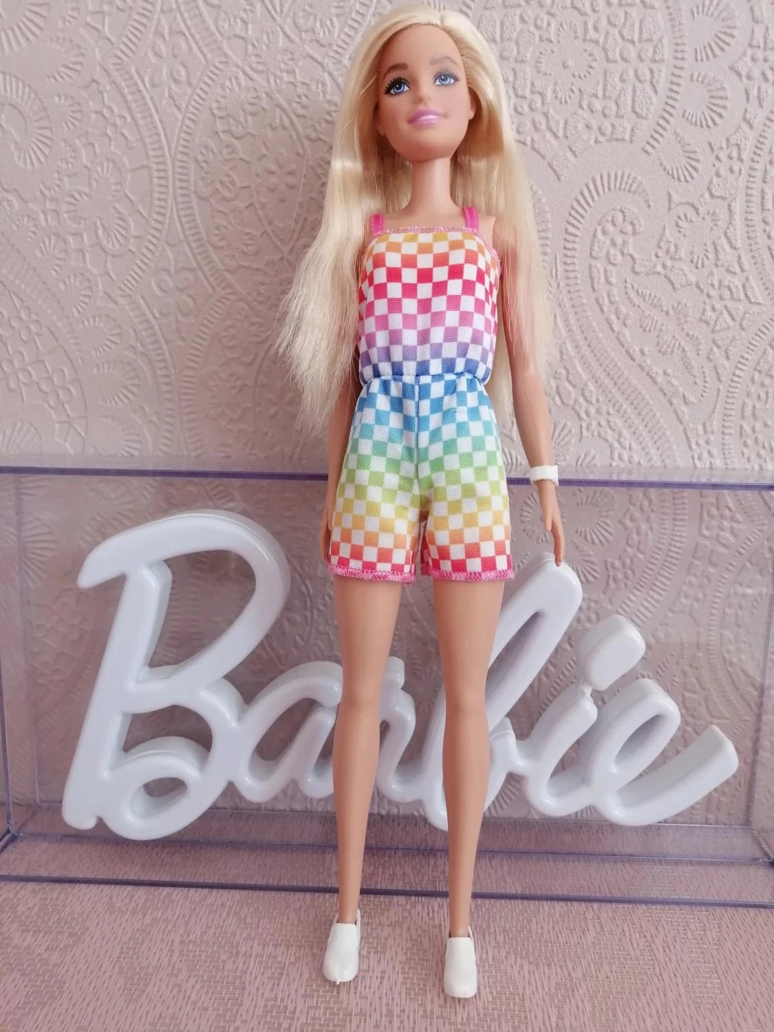 Barbie dans une combinaison courte (combishort)